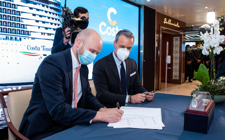 Signature accord de livraison du Costa Toscana